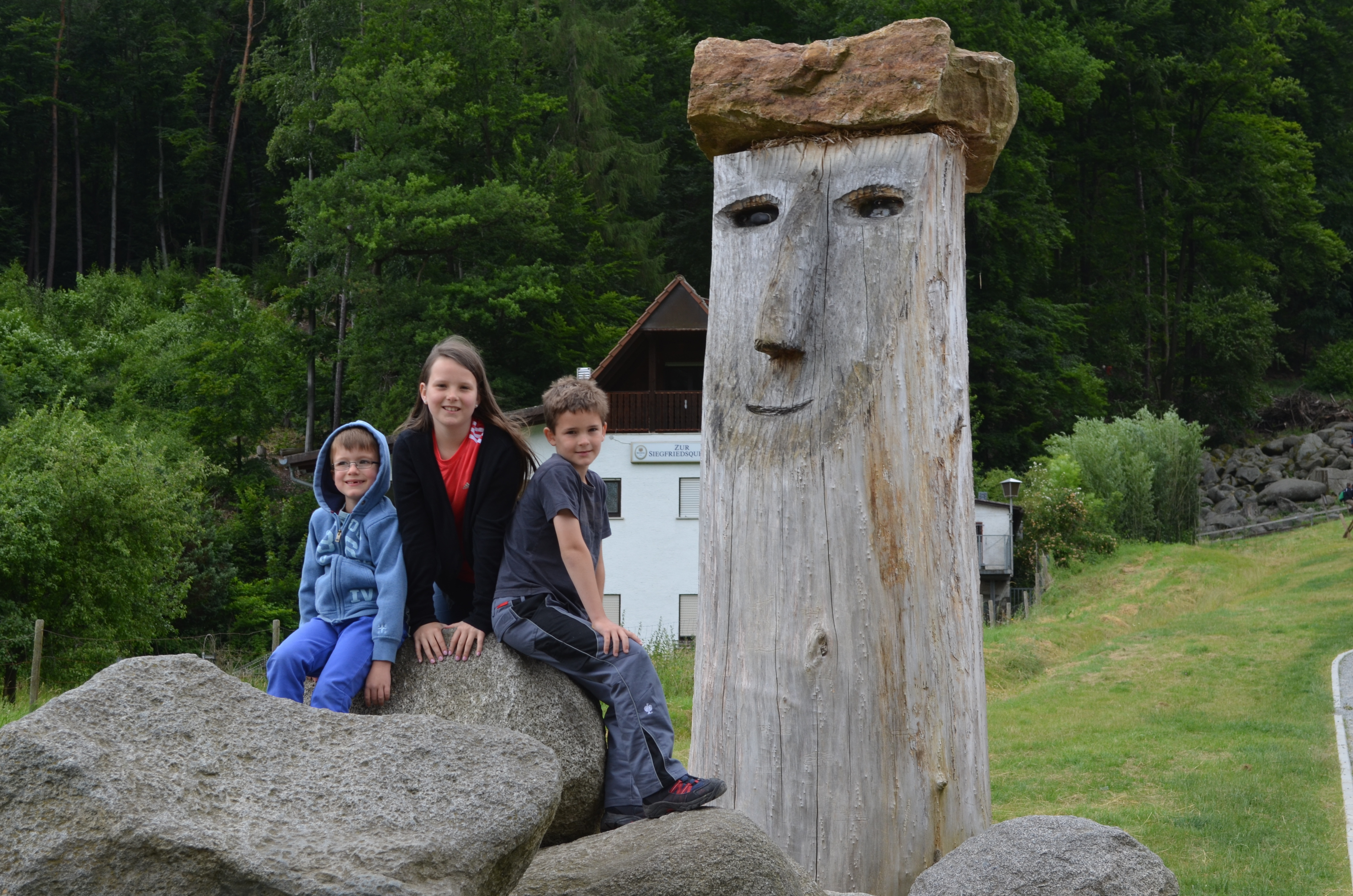 Ein großer Holzriese empfängt die Besucher am Stieg des Felsenmeeres.