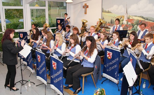 Die Kleinheubacher Musikanten unter der Leitung von Alexandra Loster zu Besuch in Wenschdorf beim dortigen Musikalischen Maienabend.