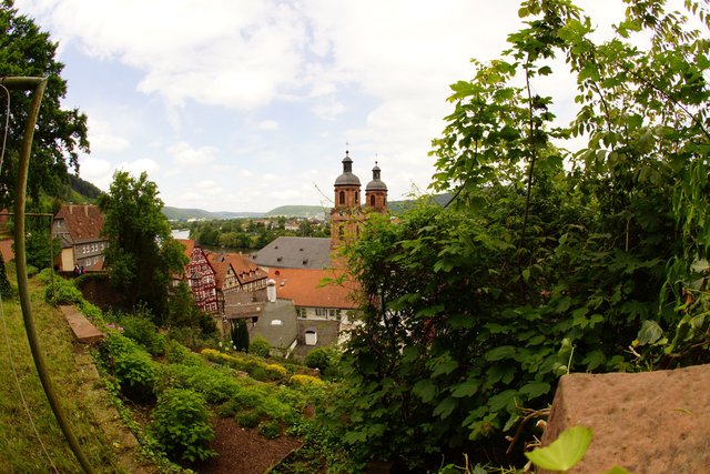 Blick zu Marktplatz, Main und Stadtpfarrkirche St. Jakobus.