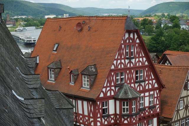 Über den Dächern des Miltenberger Museums mit Blick zu Marktplatz und Main.