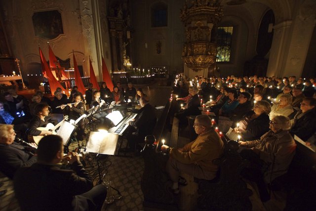 Moderne Taizé-Lieder und einfühlsame Instrumental-Interpretationen  bei der Nacht der Lichter in Walldürns Wallfahrtsbasilika.