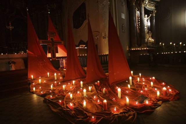 Faszinierender Anblick der flackernden Kerzen zwischen Altar und Langhaus bei der Nacht der Lichter in Walldürns Wallfahrtsbasilika.
