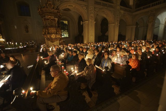 Staunende Besucher bei der Nacht der Lichter in Walldürns Wallfahrtsbasilika.