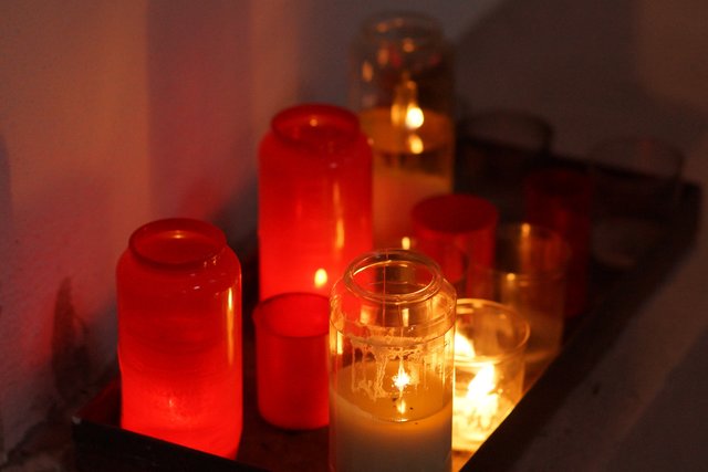 Kerzen in der Dunkelheit - vielfältige Symbolik bei der Nacht der Lichter in Walldürns Wallfahrtsbasilika.