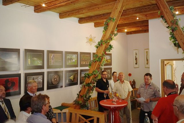 Bernd Ullrich, Vorsitzender des Miltenberger Fotoclubs,  eröffnete eine meisterhafte Fotoausstellung in Bürgstadt in der Freudenberger Straße.
