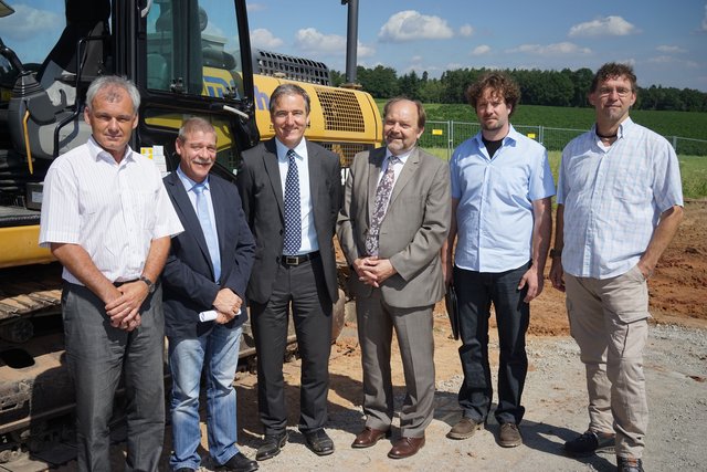 Lachende Gesichter gab es  beim Informationstermin und Sanierungs-Start in Miltenberg-Mainbullau, v.l. Diplom-Geologe Harald Kugler (GAB), 3. Bürgermeister, Stadtrat  Thomas Gareus), GAB-Geschäftsführer  Michael Kremer,  Stadtoberhaupt Helmut Demel, Alexander Henn vom Stadtbauamt und Diplom-Ingenieur Matthias Weibrecht  vom DAS Ingenieurbüro aus Fürth.