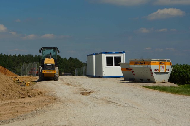 Provisorische Büro-Container vor Ort.
