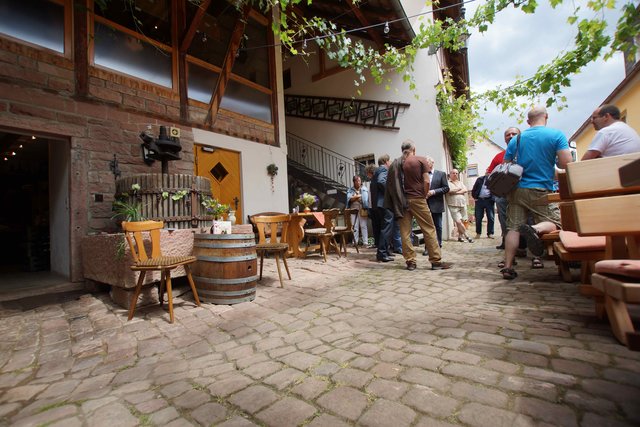 Warten auf die Ausstellungs-Eröffnung: Im Hof des Weingutes der Familie Farrenkopf in Bürgstadt.