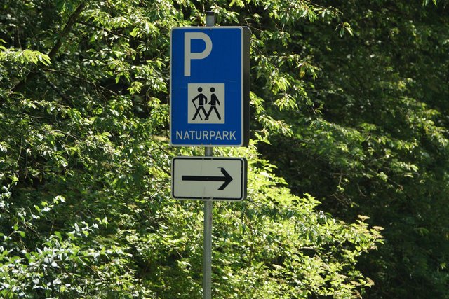 "Steig aus und wandere!" - Gesehen am Rastplatz der Springerquelle zwischen Miltenberg und Mainbullau.
