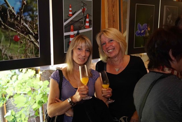 Damen-Duo unter sich: Interessierte Gäste bei der Fotoausstellung in Bürgstadt.