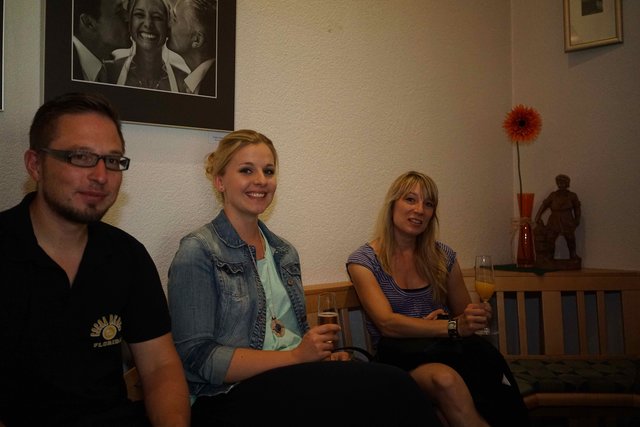 Besucher-Trio im Gespräch.