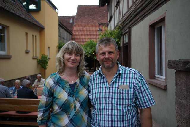 Sie stellten die Galerie-Räumlichkeiten zur Verfügung: das Weingut-Ehepaar Farrenkopf in Bürgstadt in der Freudenberger Straße.