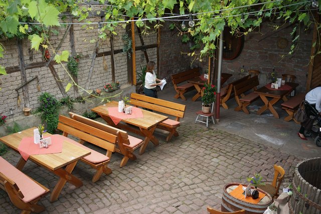 Letzte Vorbereitungen im Weingut-Hof der Familie Farrenkopf.