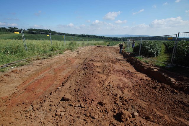 Zunächst Hohlweg, dann Müllhalde - bald umweltfreundliches Terrain.