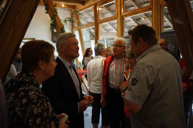 Intensiver Austausch bei der Vernissage.