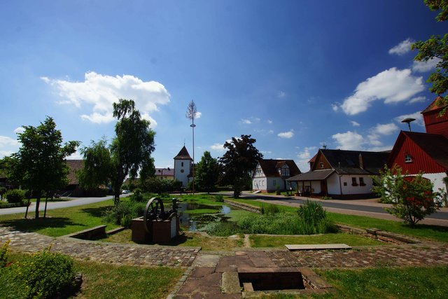 Der Mainbullauer Ortsmittelpunkt mit seiner katholischen Kirche "St. Katharina" und dem idyllischen, sehr gepflegt wirkenden Ortsweiher.
