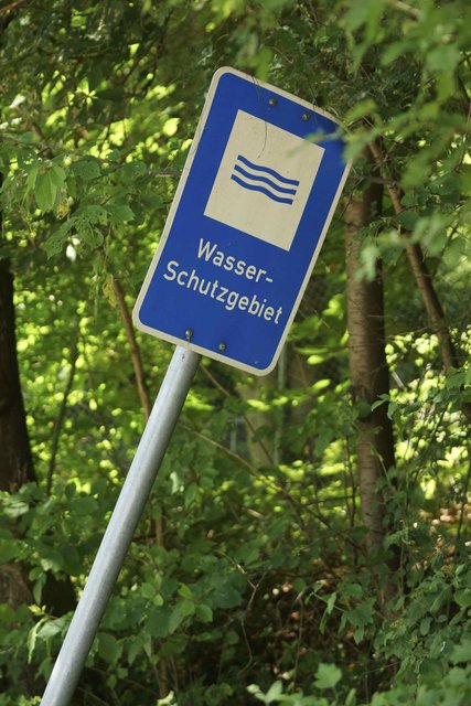 Schild in Schieflage.