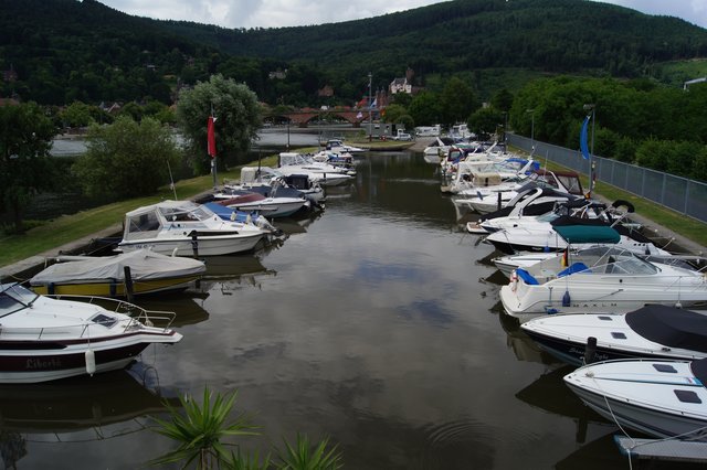 Der Yachthafen in der Stadt Miltenberg.