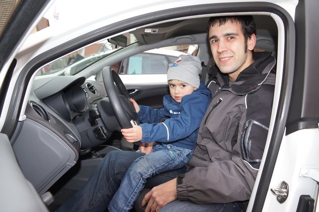 Vater und Sohn beim Auto-Testen.