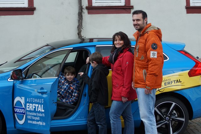 Familien-Quartett beim Auto-Check