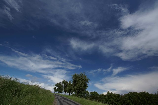 Dynamische Szenerie zwischen Himmel und Erde bei Gottersdorf.