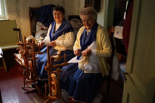 Wie in alten Zeiten: Spinnstuben-Romantik.