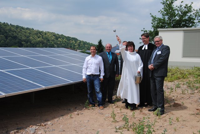 Der evangelische Pfarrer Hannes Wagner, die katholische Gemeindereferentin Gabriele Spahn-Sauer weihten den neuen Energiepark ein.