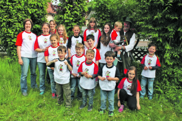 Der Kinder- und Jugendprojektchor, hier u. a. mit Hotzenplotz-Darsteller Friedbert Trunk (3. v. r.) und Regisseurin Gabriele Wimmer (2. v. l.)