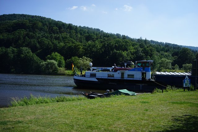 Binnenschiffe am Main-Ufer vor Dorfprozelten
