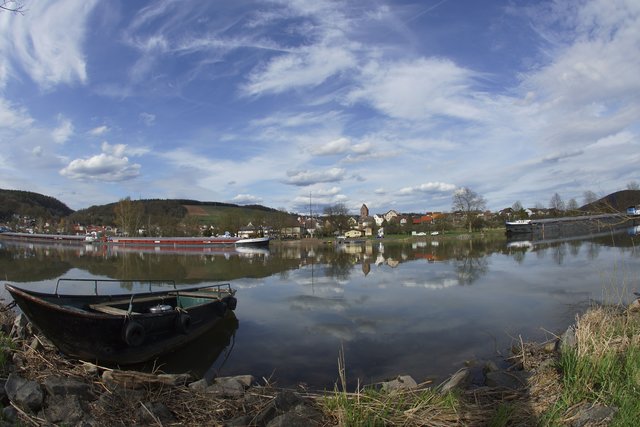 Ein Mainkahn vor Dorfprozelten könnte Vieles erzählen: vom Fern- und Heimweh der Binnenschiffer, von nicht ungefährlichen Überfahrten sowie vom Kommen und Gehen der Besucher im kleinen Main-Ort Dorfprozelten