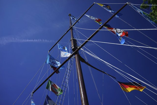 Fahnenmast am Main-Ufer in Dorfprozelten