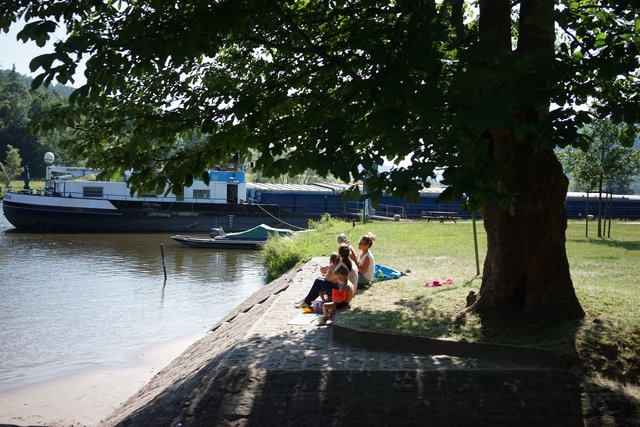 Beschaulichkeit am Main mit Sandbank in Dorfprozelten