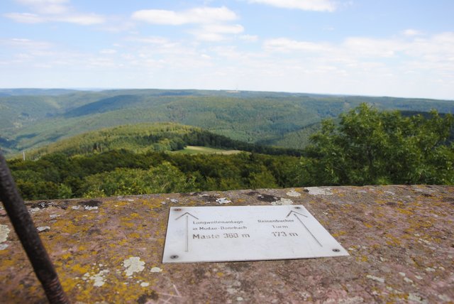 Die Maste der Langewellenanlage in Mudau-Donebach sind 360 Meter hoch.