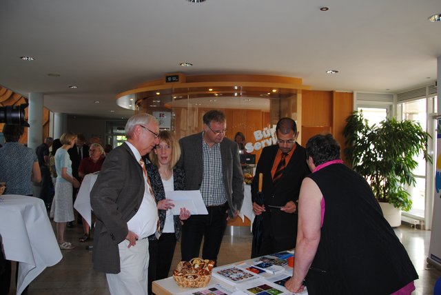 Landrat Jens Marco Scherf, Matthias Grimm und Jessica Wolf, Sprecher des Arbeitskreises Selbsthilfe und Gesundheit im Landkreis Miltenberg, und Dr. Erwin Dittmeier, Leiter des Gesundheitsamtes, informieren sich bei einem Rundgang. | Foto: Andrea Kaller-Fichtmüller