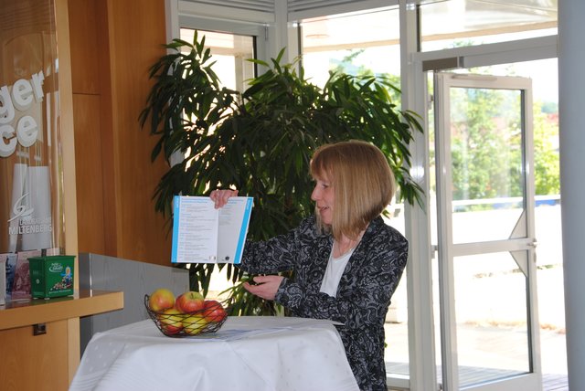 Jessica Wolf, Sprecherin des Arbeitskreises Selbsthilfe und Gesundheit im Landkreis Miltenberg, stellt den Selbsthilfe-Wegweiser vor. | Foto: Andrea Kaller-Fichtmüller