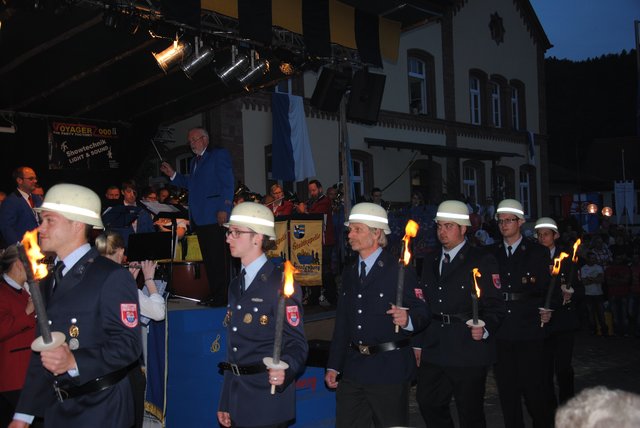 Auszug der Feuerwehr beim großen Zapfenstreich in Fechenbach. | Foto: Andrea Kaller-Fichtmüller
