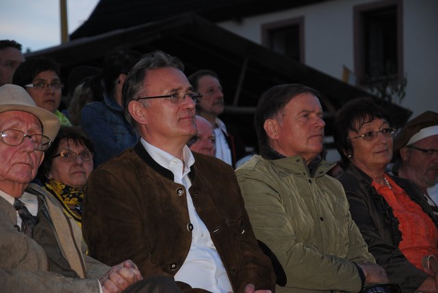 MdL Berthold Rüth und Bürgermeister Heinz Hofmann (Freudenberg) beim großen Zapfenstreich. | Foto: Andrea Kaller-Fichtmüller