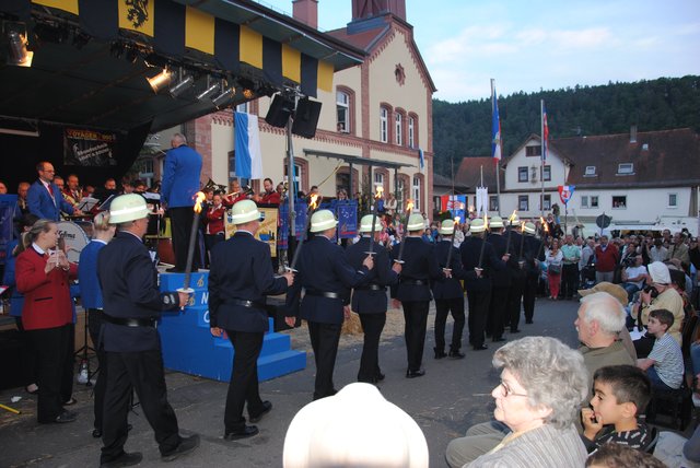 Einzug der Feuerwehr beim großen Zapfenstreich in Fechenbach. | Foto: Andrea Kaller-Fichtmüller