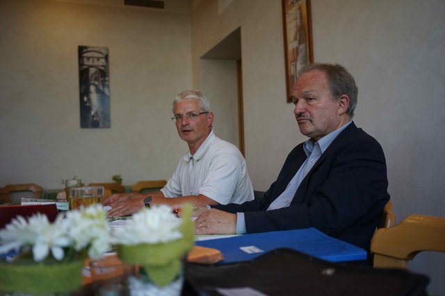 Dr. Hans Jürgen Fahn (MdL) hatte bei einer Informationsveranstaltung der Freien Wähler im Lndkreis Miltenberg einen hochkarätigen Experten aus Aschaffenburg zu Gast: Karl Heinz Betz (links)  Nahverkehrs-Beauftragter der Gebietskörperschaften Aschaffenburg (Stadt und Land) und Miltenberg.