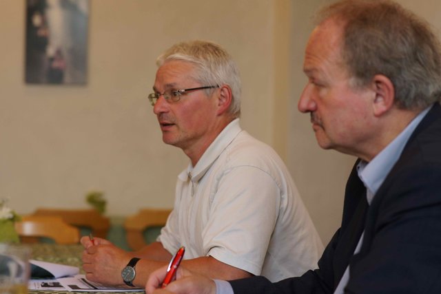 Dr. Hans Jürgen Fahn (MdL) hatte bei einer Informationsveranstaltung der Freien Wähler im Lndkreis Miltenberg einen hochkarätigen Experten aus Aschaffenburg zu Gast: Karl Heinz Betz (links)  Nahverkehrs-Beauftragter der Gebietskörperschaften Aschaffenburg (Stadt und Land) und Miltenberg.