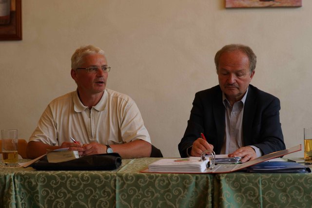 Dr. Hans Jürgen Fahn (MdL) hatte bei einer Informationsveranstaltung der Freien Wähler im Lndkreis Miltenberg einen hochkarätigen Experten aus Aschaffenburg zu Gast: Karl Heinz Betz (links)  Nahverkehrs-Beauftragter der Gebietskörperschaften Aschaffenburg (Stadt und Land) und Miltenberg.