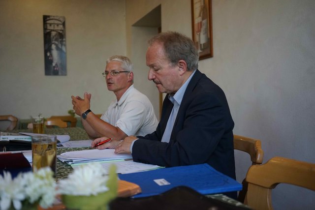 Dr. Hans Jürgen Fahn (MdL) hatte bei einer Informationsveranstaltung der Freien Wähler im Lndkreis Miltenberg einen hochkarätigen Experten aus Aschaffenburg zu Gast: Karl Heinz Betz (links)  Nahverkehrs-Beauftragter der Gebietskörperschaften Aschaffenburg (Stadt und Land) und Miltenberg.