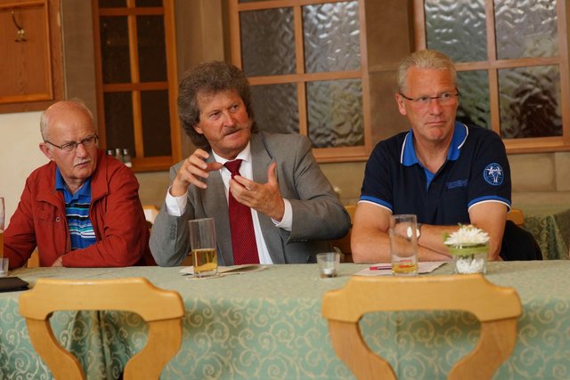 Rege Diskussion bei den Freien Wählern im Erlenbacher Bürgerkeller.