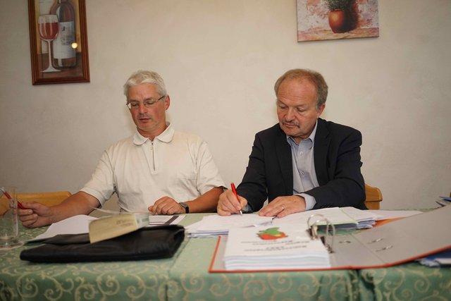 Dr. Hans Jürgen Fahn (MdL) hatte bei einer Informationsveranstaltung der Freien Wähler im Lndkreis Miltenberg einen hochkarätigen Experten aus Aschaffenburg zu Gast: Karl Heinz Betz (links)  Nahverkehrs-Beauftragter der Gebietskörperschaften Aschaffenburg (Stadt und Land) und Miltenberg.