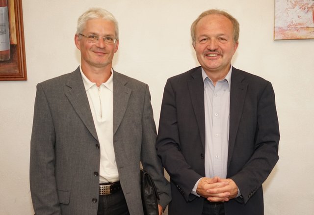 Dr. Hans Jürgen Fahn (MdL) hatte bei einer Informationsveranstaltung der Freien Wähler im Lndkreis Miltenberg einen hochkarätigen Experten aus Aschaffenburg zu Gast: Karl Heinz Betz (links)  Nahverkehrs-Beauftragter der Gebietskörperschaften Aschaffenburg (Stadt und Land) und Miltenberg.