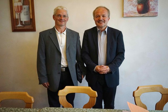 Dr. Hans Jürgen Fahn (MdL) hatte bei einer Informationsveranstaltung der Freien Wähler im Lndkreis Miltenberg einen hochkarätigen Experten aus Aschaffenburg zu Gast: Karl Heinz Betz (links)  Nahverkehrs-Beauftragter der Gebietskörperschaften Aschaffenburg (Stadt und Land) und Miltenberg.