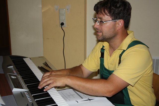 Matthias Wimmer sorgt als musikalischer Leiter des Singspiels mit viel Geduld und Feingefühl für die richtigen Töne.