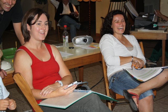 Bei den Proben gibt es viel zu lachen. Mit Humor und guter Laune führen Ressigeurin Gabriele Wimmer (rechts im Bild) und Assistentin Melani Pani (links im Bild) das Zepter.