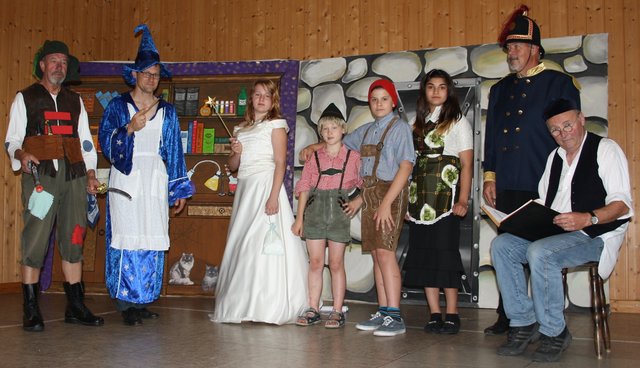 Die lustige Schauspieltruppe vor ihrem Bühnenbild, von links nach rechts: Friedbert Trunk als Hotzenplotz, Bürgermeister Udo Käsmann als Zauberer Petrosilius Zwackelmann, seine Töchter Sophia als Fee Amaryllis
und Julia als Seppel, Paul Grimm
als Kasperl, Melissa Chuseinoglu als Großmutter, Erhard Grimm als Wachtmeister Dimpfelmoser und Fritz Weber in der Rolle des Erzählers.