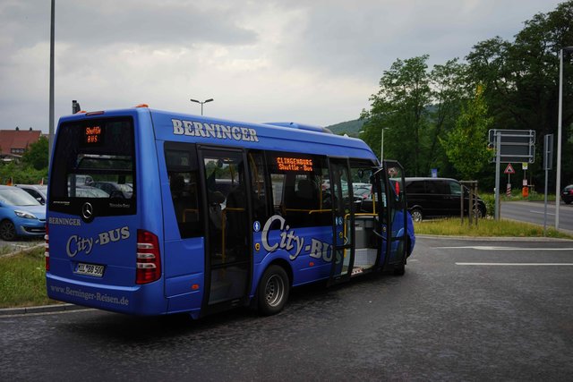 Unterwegs mit freundlicher Busfahrerin: Vorbildlicher Shuttle-Bus-Transfer vom Bahnhof Klingenberg zu den Festspielen auf der Clingenburg und zurück. Gesehen am Samstag, dem 12.Juli 2014 gegen 19.30 Uhr.